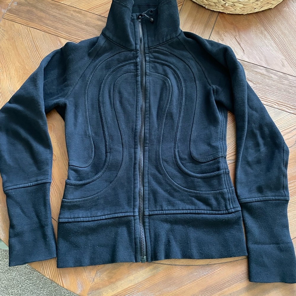LuLulemon Woman’s Zip up Sweatshirt -Size 4